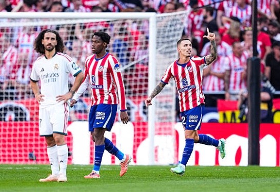 Grimaldo mở điểm cho Atletico với cú sút phạt đền chuẩn xác. Ảnh: Oscar J. Barroso/Europa Press via Getty Images.
