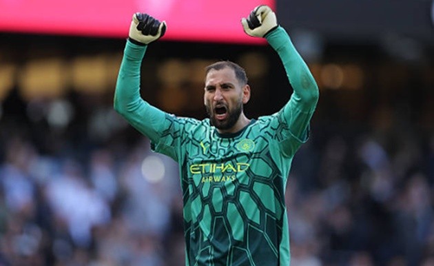 Gianluigi Donnarumma - 7.2: Thủ thành người Ý gần như bất lực trong cả 3 bàn thua của đội nhà. Dù vậy, anh tỏ ra khá lúng túng và thiếu chắc chắn mỗi khi phải băng ra xử lý các tình huống bóng bổng rót vào vòng cấm. (Danehouse/Getty Images)