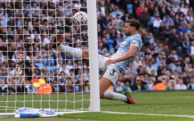 Ruben Dias - 6.3: Một trong những ngày thi đấu dưới sức của trung vệ đội trưởng. Dias bị giật mình ở bàn mở tỷ số của Brobbey và từng thất thế trong một pha tranh chấp ở khu trung tuyến. Dù vậy, anh đã phần nào lập công chuộc tội bằng pha phá bóng ngoạn mục ngay trên vạch vôi để cứu Man City khỏi một bàn phản lưới nhà.
