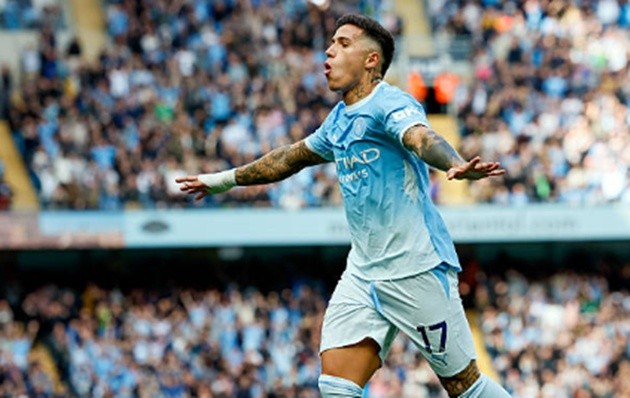 Enzo Fernandez - 7.5: Đánh dấu bàn thắng đầu tiên trong màu áo Man City bằng một siêu phẩm đá phạt hàng rào tinh quái từ góc hẹp. Tiền vệ người Argentina xử lý bóng đầy mềm mại ở các khoảng trống trước vòng cấm và nhanh chóng chiếm trọn cảm tình của các khán giả tại Etihad.