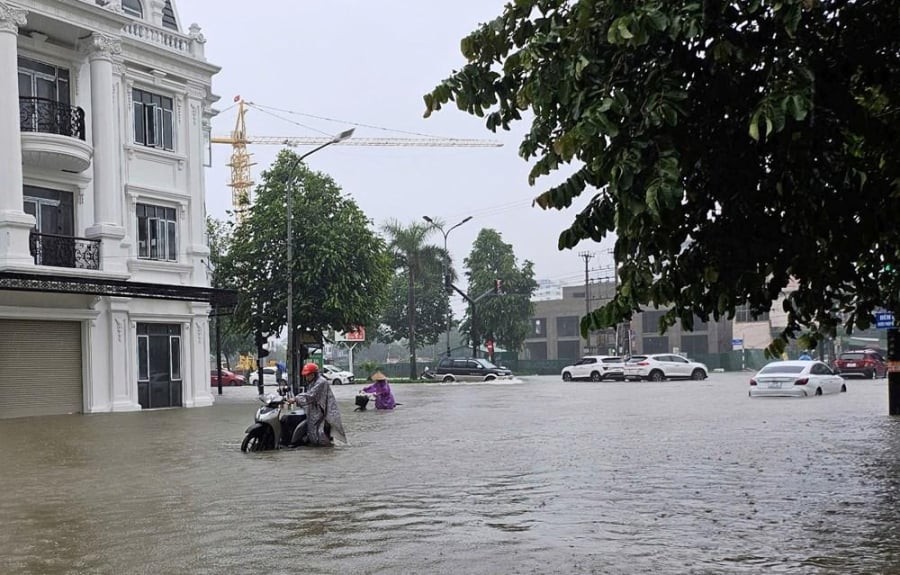 Mưa lớn kéo dài nhiều giờ khiến nước dâng nhanh tại nhiều tuyến đường ở Vinh.
