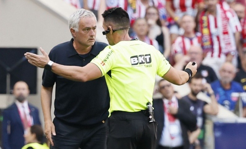 HLV Mourinho chỉ trích tổ trọng tài điều hành trận đấu. Ảnh: EPA.