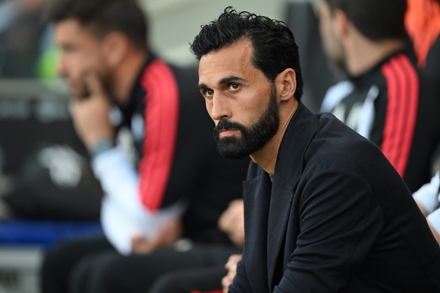 Alvaro Arbeloa không hài lòng với trọng tài sau trận hòa Manchester United. Ảnh: EPA/DANIEL HAMBURY
