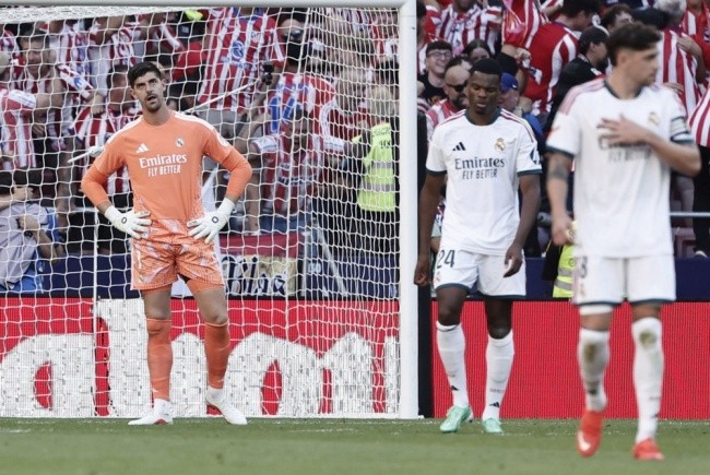 Thibaut Courtois - 6.6 điểm: Thủ thành người Bỉ có ngày thi đấu vất vả trước sức ép từ Atletico Madrid. Courtois có ít nhất hai tình huống phản xạ xuất sắc giúp Real Madrid tránh khỏi một trận thua đậm hơn. Ảnh: EPA.
