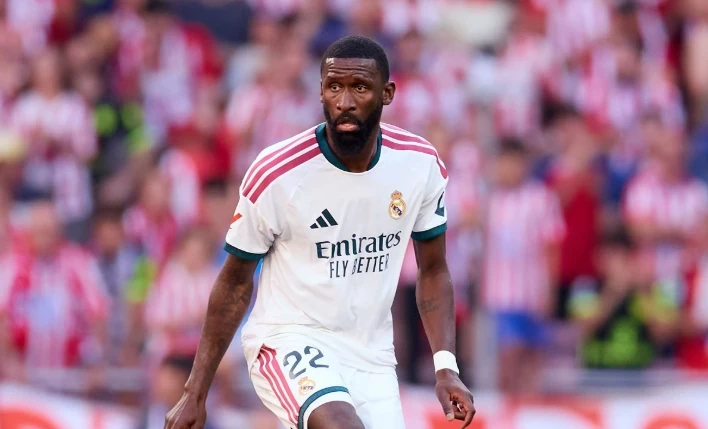 Antonio Rudiger - 6.9 điểm: Vào sân trong tình cảnh ngặt nghèo khi đội nhà chỉ còn 10 người. Trung vệ người Đức thắp lại hy vọng mong manh bằng pha bật cao đánh đầu rút ngắn tỷ số ở phút 89. Ảnh: Ion Alcoba Beitia/Getty Images.