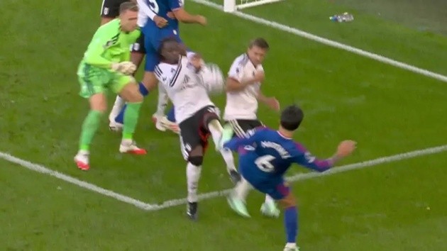 Bassey không bị phạt vì pha chạm tay trong tình huống này. (Ảnh: The Sun/Sky Sports)