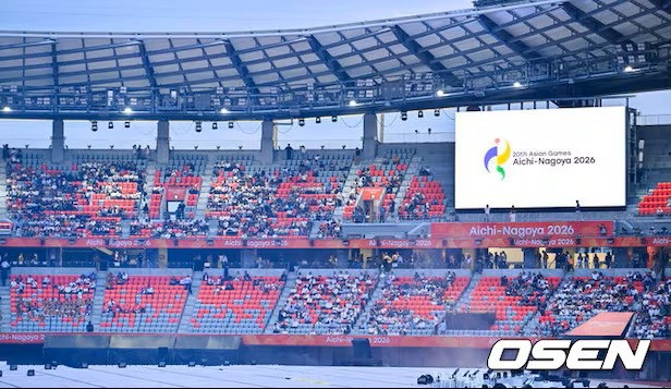Lễ khai mạc chứng kiến hàng nghìn ghế trống. Ảnh: Osen.