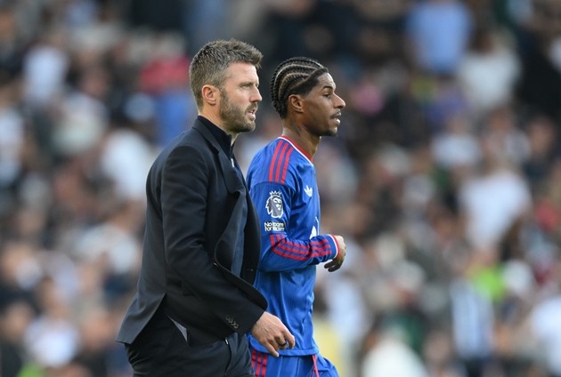 HLV Carrick vẫn bảo vệ các học trò sau trận hòa trước Fulham. Ảnh: EPA