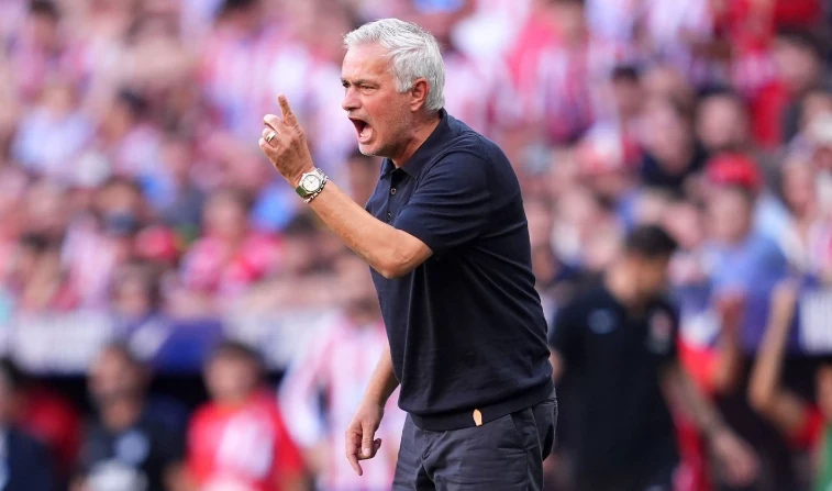 Mourinho chỉ trích tổ trọng tài, phòng VAR. Ảnh: Mateo Villalba Sanchez/Getty Images.