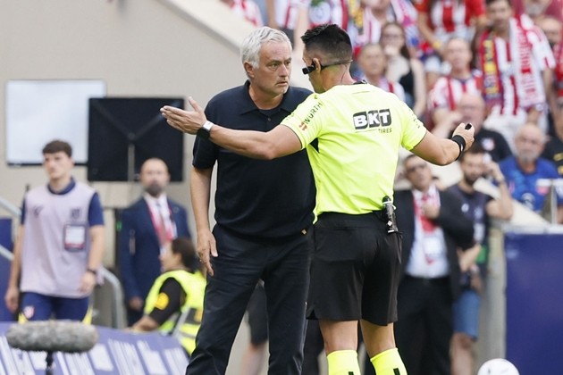 Jose Mourinho không hài lòng về công tác trọng tài ở trận Derby Madrid. Ảnh: EPA