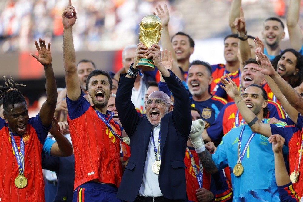HLV Luis de la Fuente cùng ĐT Tây Ban Nha nâng cao cúp vàng tại World Cup 2026. Ảnh: EPA/Christopher Neundorf.