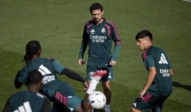 Ngôi sao Bồ Đào Nha chỉ vào sân từ ghế dự bị trước Atletico. (Ảnh: EPA Images)