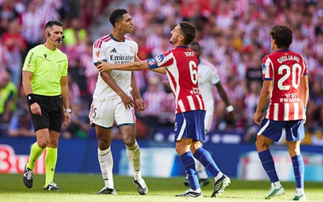 Bellingham tức giận với Giuliano Simeone. (Ảnh: Alvaro Medranda/Getty Images)