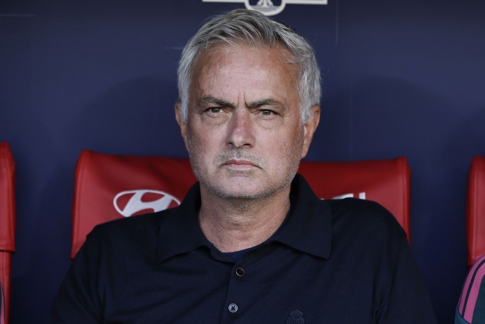 Mourinho mắc sai lầm nhân sự trong trận thua Atletico Madrid. Ảnh: EPA IMAGES. 
