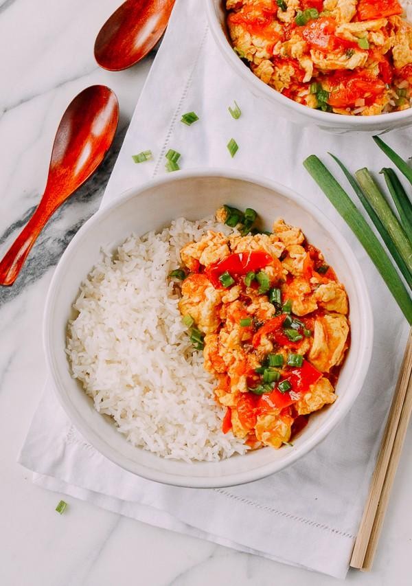 Cơm trứng xào cà chua có vị chua ngọt hài hòa, dễ làm và chỉ mất khoảng 15 phút chế biến.