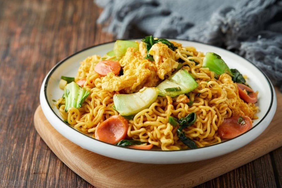 Một bát mì nóng với rau củ và trứng có thể hoàn thành trong khoảng 10 phút, phù hợp cho ngày bận rộn.