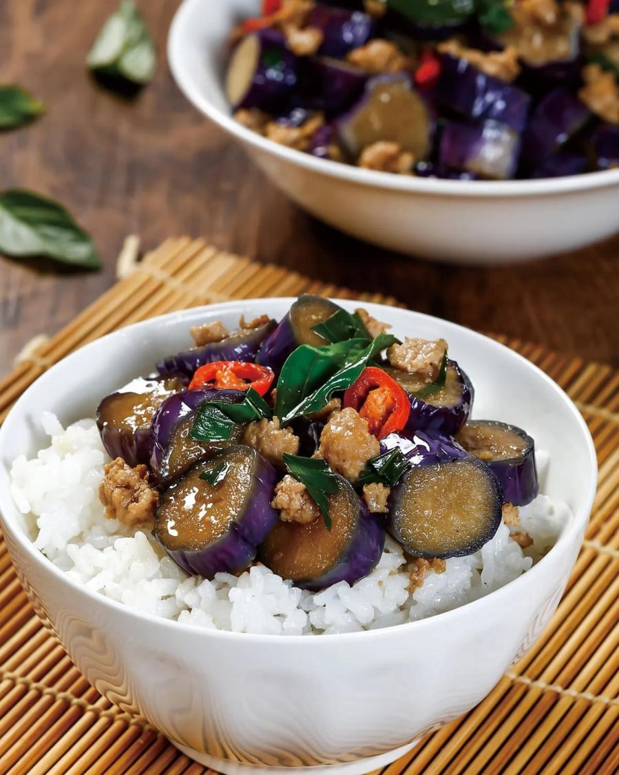 Cà tím mềm thấm gia vị, kết hợp cùng thịt băm tạo thành món ăn đậm đà, rất hợp dùng với cơm nóng.