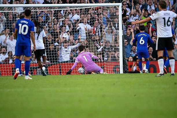 Lammens bất lực trước pha phản lưới của Lisandro. Ảnh: Ash Donelon/Manchester United via Getty Images.