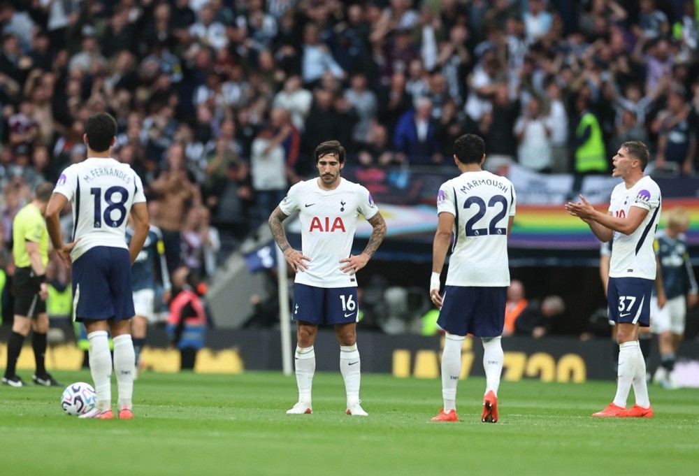 Tottenham có khởi đầu mùa giải kém cỏi. Ảnh: EPA.
