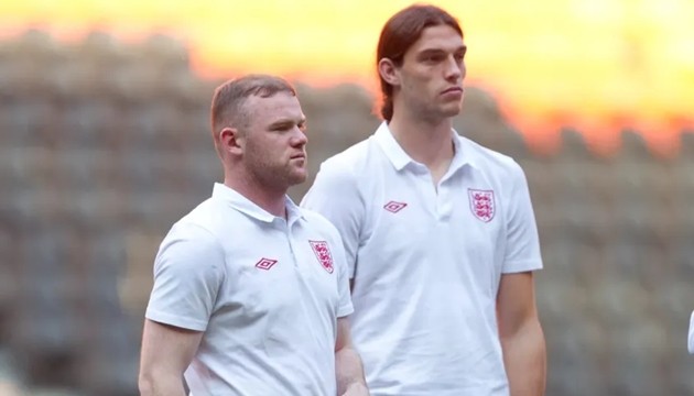 Rooney và Carrol thuở còn khoác áo đội tuyển Anh. Ảnh: News Group Newspapers Ltd