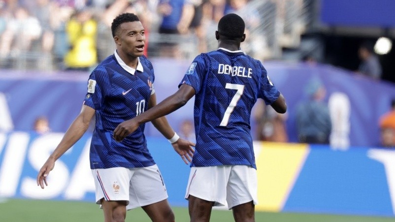 Mbappe và Dembele là 2 ứng viên nặng ký đua Quả bóng vàng. Ảnh: EPA.