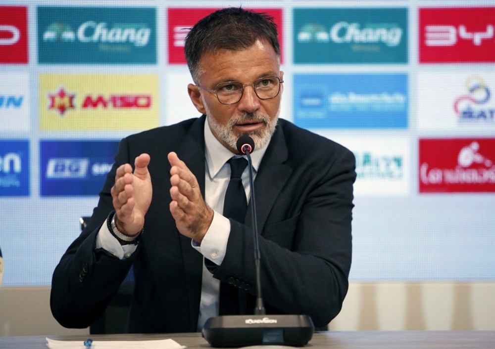 HLV Anthony Hudson chuẩn bị cùng Thái Lan dự FIFA ASEAN Cup. Ảnh: EPA.