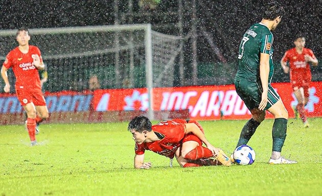 Đình Bắc liên tục bị phạm lỗi thô bạo trước Đồng Nai. (Ảnh: Công An Hà Nội FC)