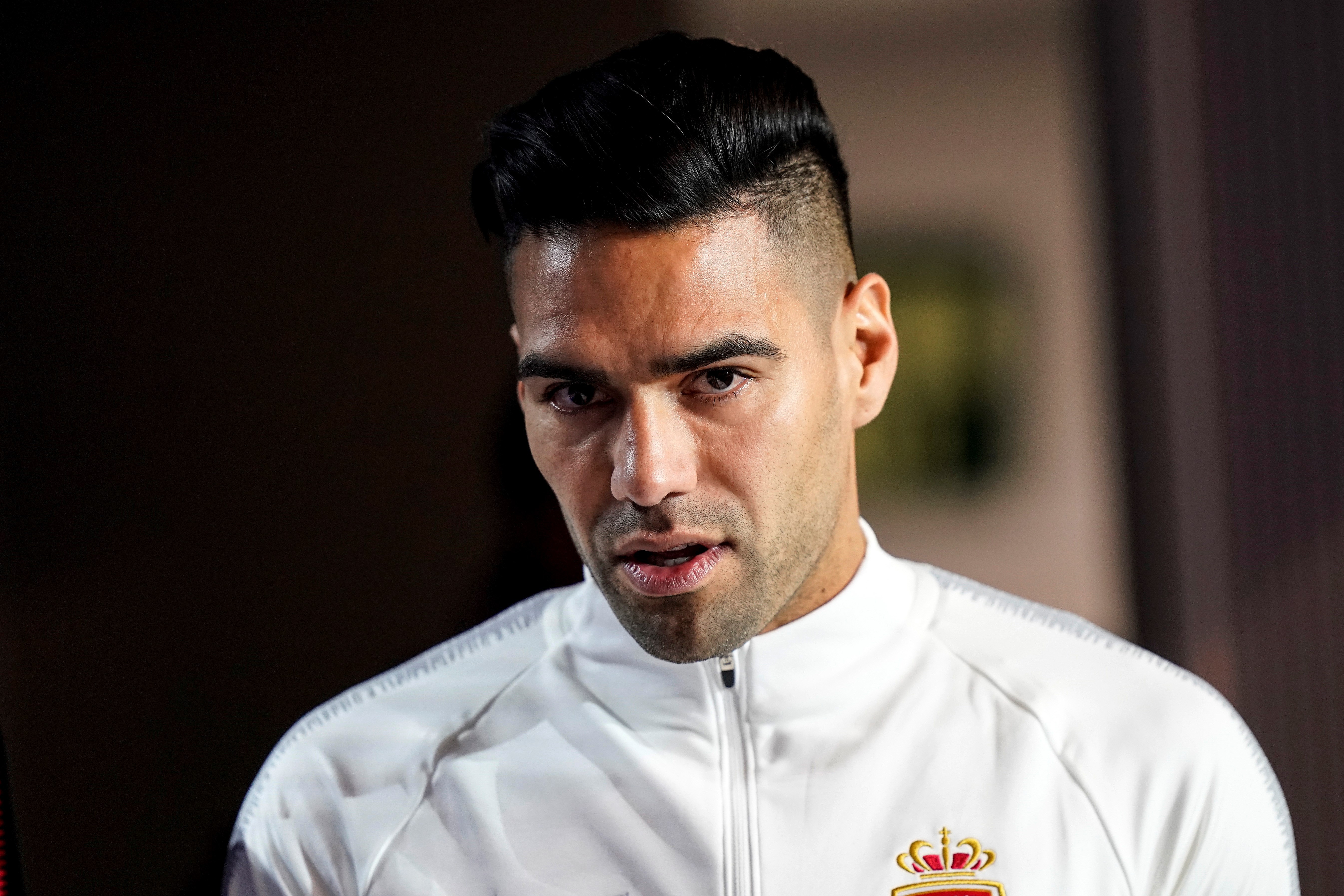 Mái tóc dài và cú bật nhảy thành thương hiệu Falcao. (Ảnh: EPA Images)