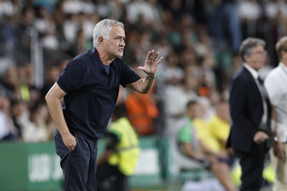 Mourinho không chỉ trích các học trò. Ảnh: EPA IMAGES. 
