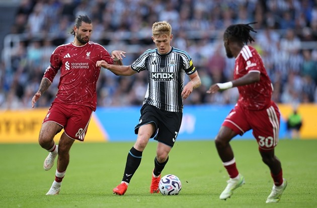 Lewis Hall (giữa) lên tiếng về sự quan tâm của Man Utd thời gian qua. Ảnh: EPA