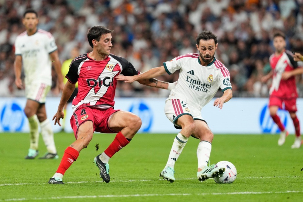 Bernardo Silva mất suất đá chính ngay khi Tchouameni tái xuất. Ảnh: EPA IMAGES. 