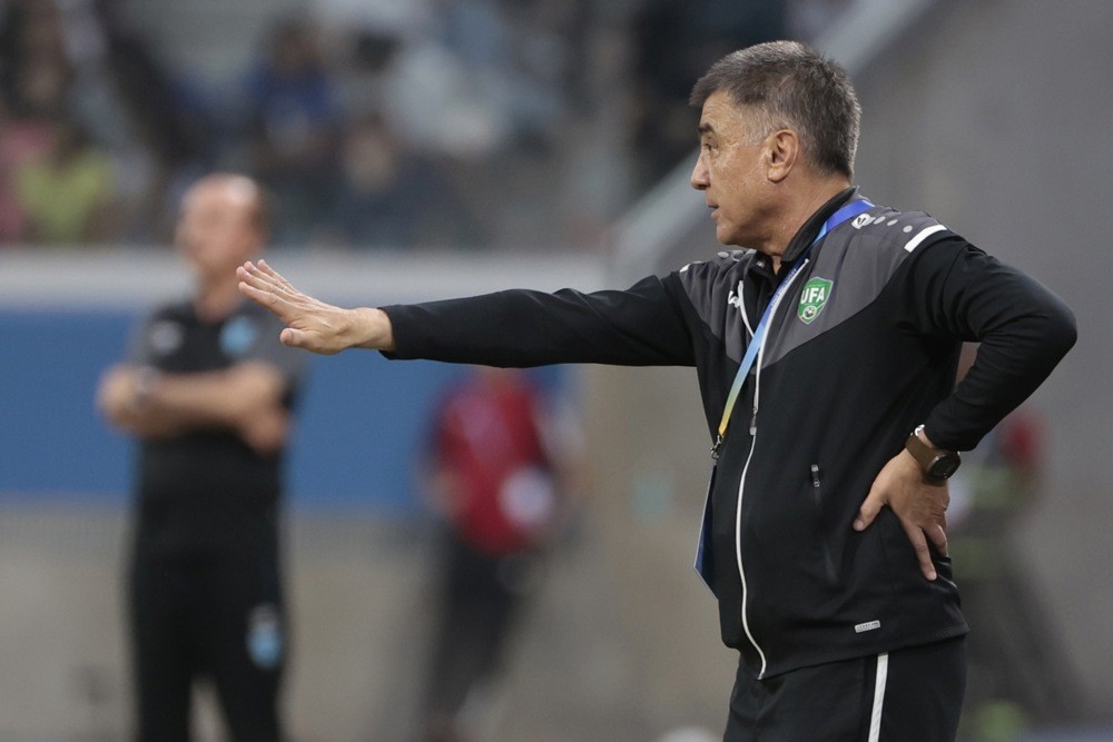 HLV U23 Uzbekistan đánh giá cao lối chơi của U23 Việt Nam. Ảnh: EPA.