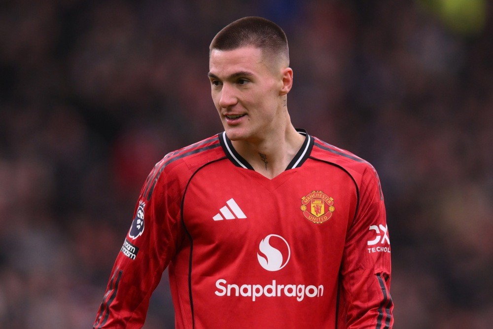 CĐV Man Utd kỳ vọng Sesko kịp trở lại ở trận đấu Tottenham. Ảnh: EPA,
