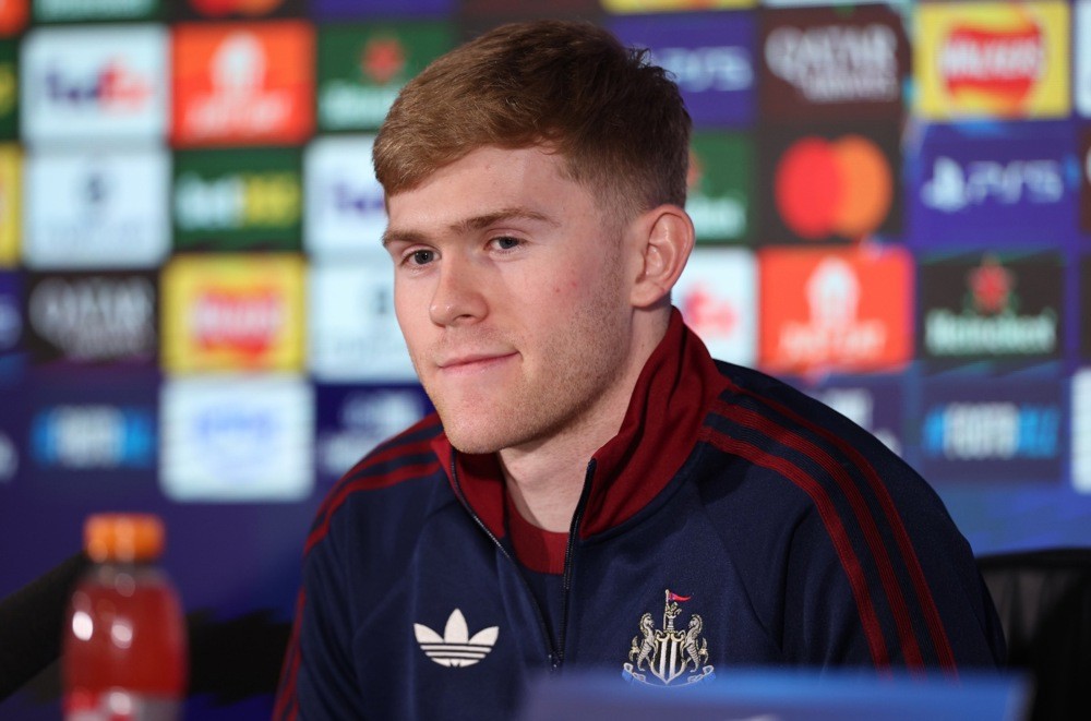 Lewis Hall khẳng định việc gia hạn với Newcastle là quyết định dễ dàng. Ảnh: EPA/Adam Vaughan.