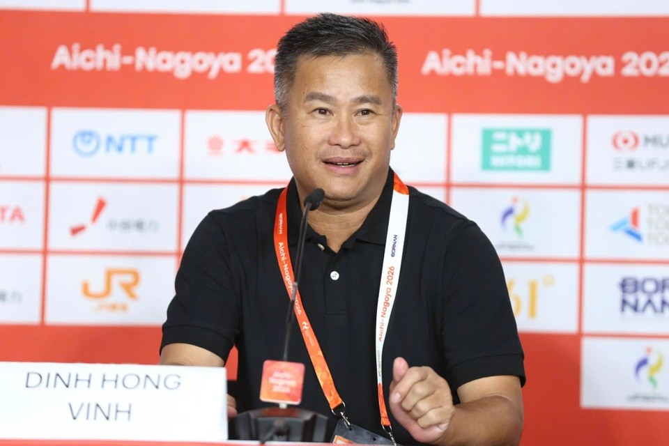 HLV Đinh Hồng Vinh trong phòng họp báo sân Paloma Mizuho. Ảnh: VFF.