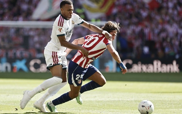 Mbappe không quá nặng nề với trọng tài sau trận derby. (Ảnh: EPA Images)