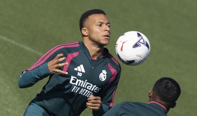 Mbappe có hành động trái ngược những gì Real đang làm. (Ảnh: EPA Images)