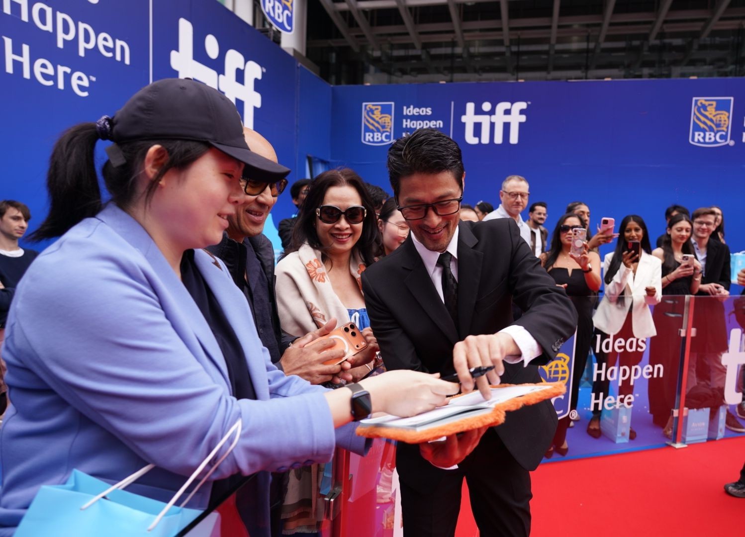 Diễn viên Johnny Trí Nguyễn ký tặng khán giả tại TIFF .jpg