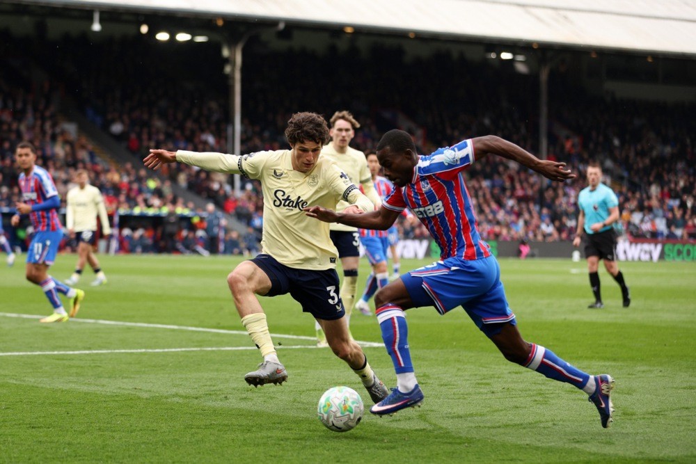  Tyrick Mitchell được Liverpool và MU quan tâm. Ảnh: EPA.