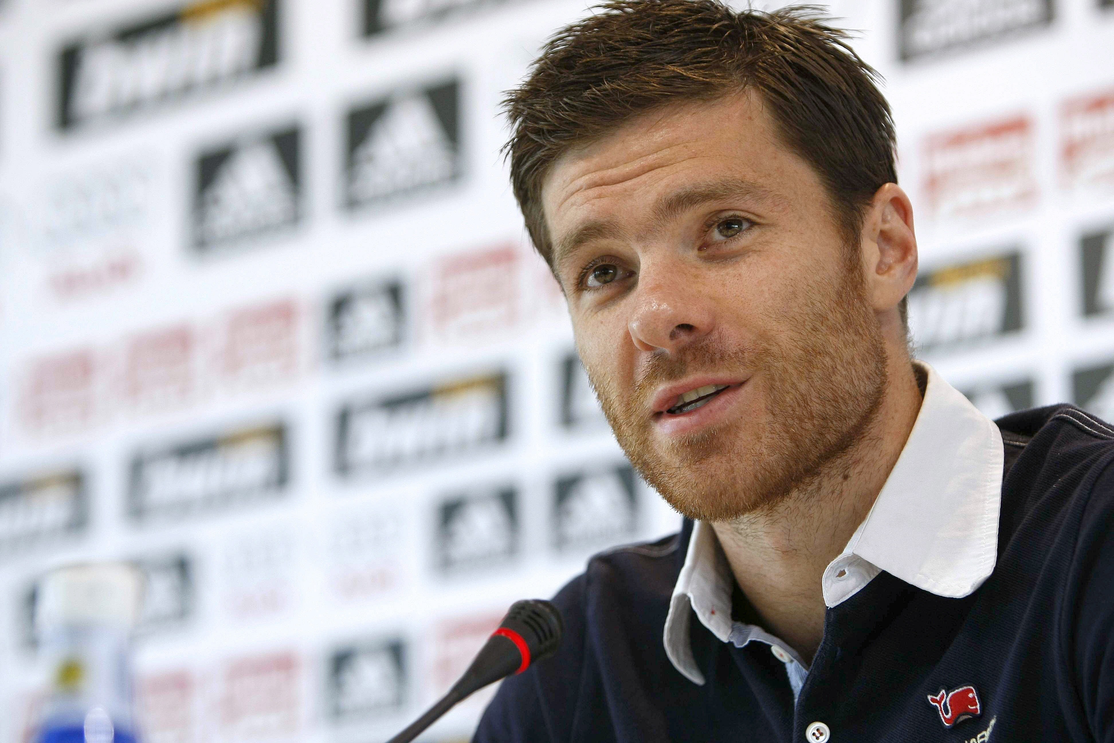 Xabi Alonso điều phối lối chơi bằng trí tuệ và đẳng cấp. (Ảnh: EPA Images)
