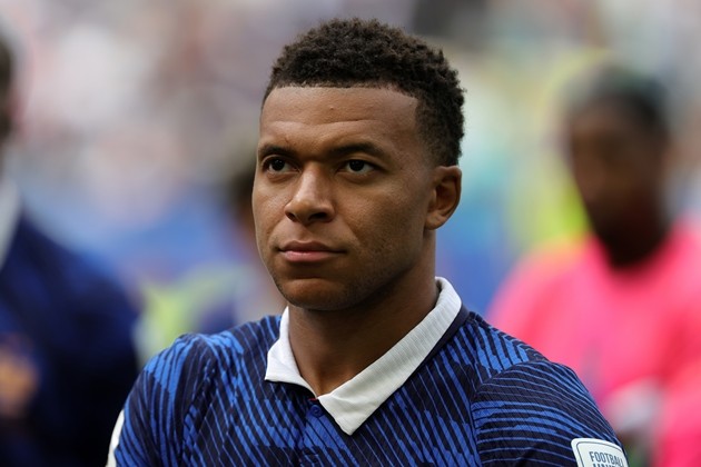 Kylian Mbappe háo hức với kỷ nguyên mới cùng Zinedine Zidane. Ảnh: EPA/CRISTOBAL HERRERA-ULASHKEVICH