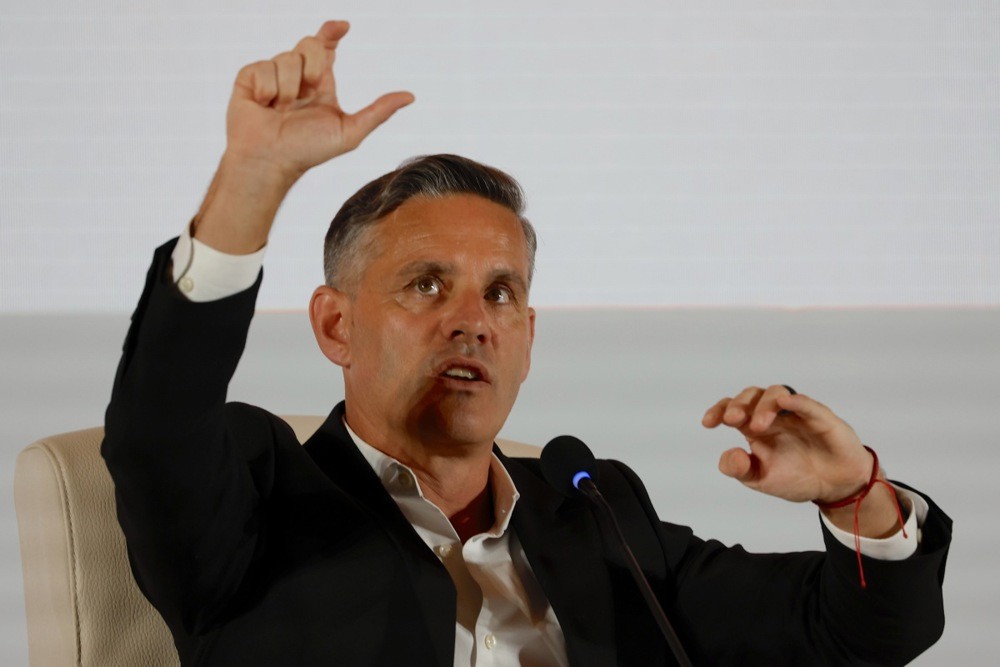 HLV John Herdman đặt quyết tâm giành 3 điểm ngày ra quân tại FIFA ASEAN Cup 2026. Ảnh: EPA/Mast Irham.