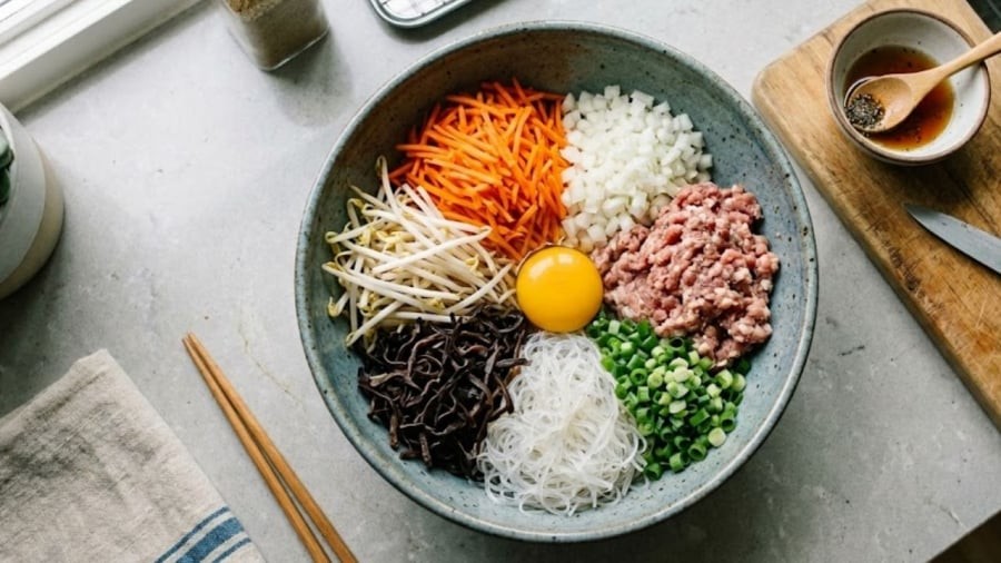 Với phần nhân nem, bạn không nên cho quá nhiều trứng.