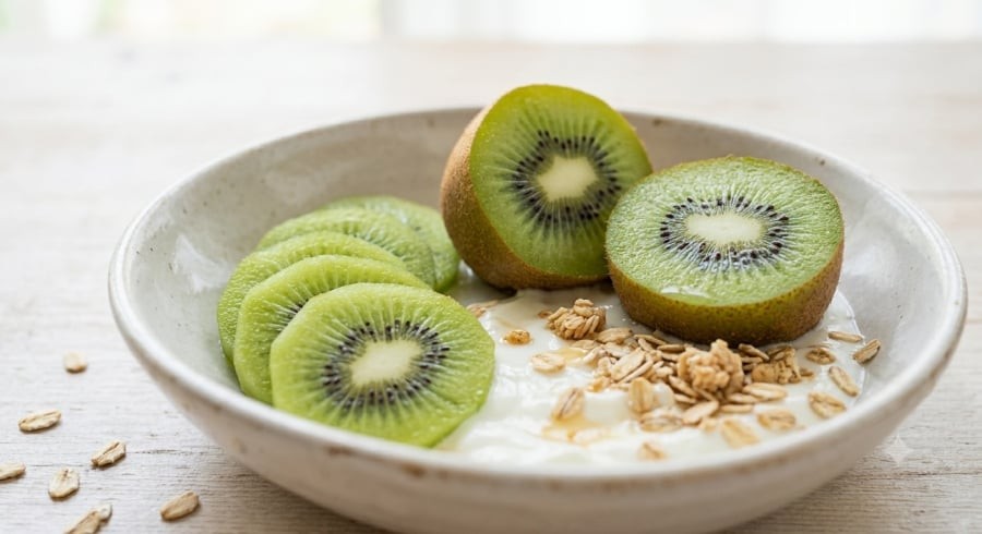 Kiwi nổi bật với hàm lượng chất xơ và vitamin C, có thể kết hợp với sữa chua hoặc yến mạch trong bữa sáng, bữa phụ.
