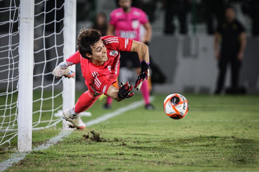 Beltran toả sáng ở tuổi 21 trong khung gỗ River Plate. Ảnh: EPA Images.