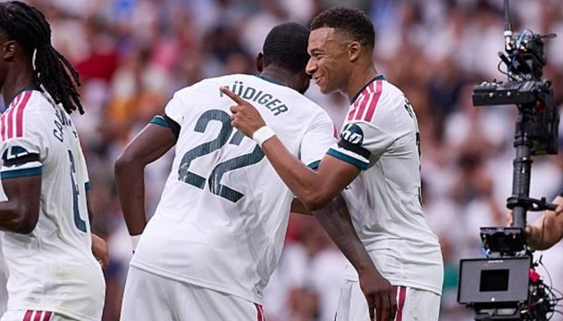 Mbappe bảo vệ Rudiger giữa tâm bão chỉ trích. Ảnh: 