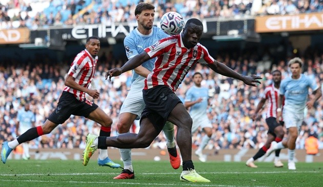 Man City bộc lộ nỗi lo phòng ngự trước Sunderland. (Ảnh: EPA Images)