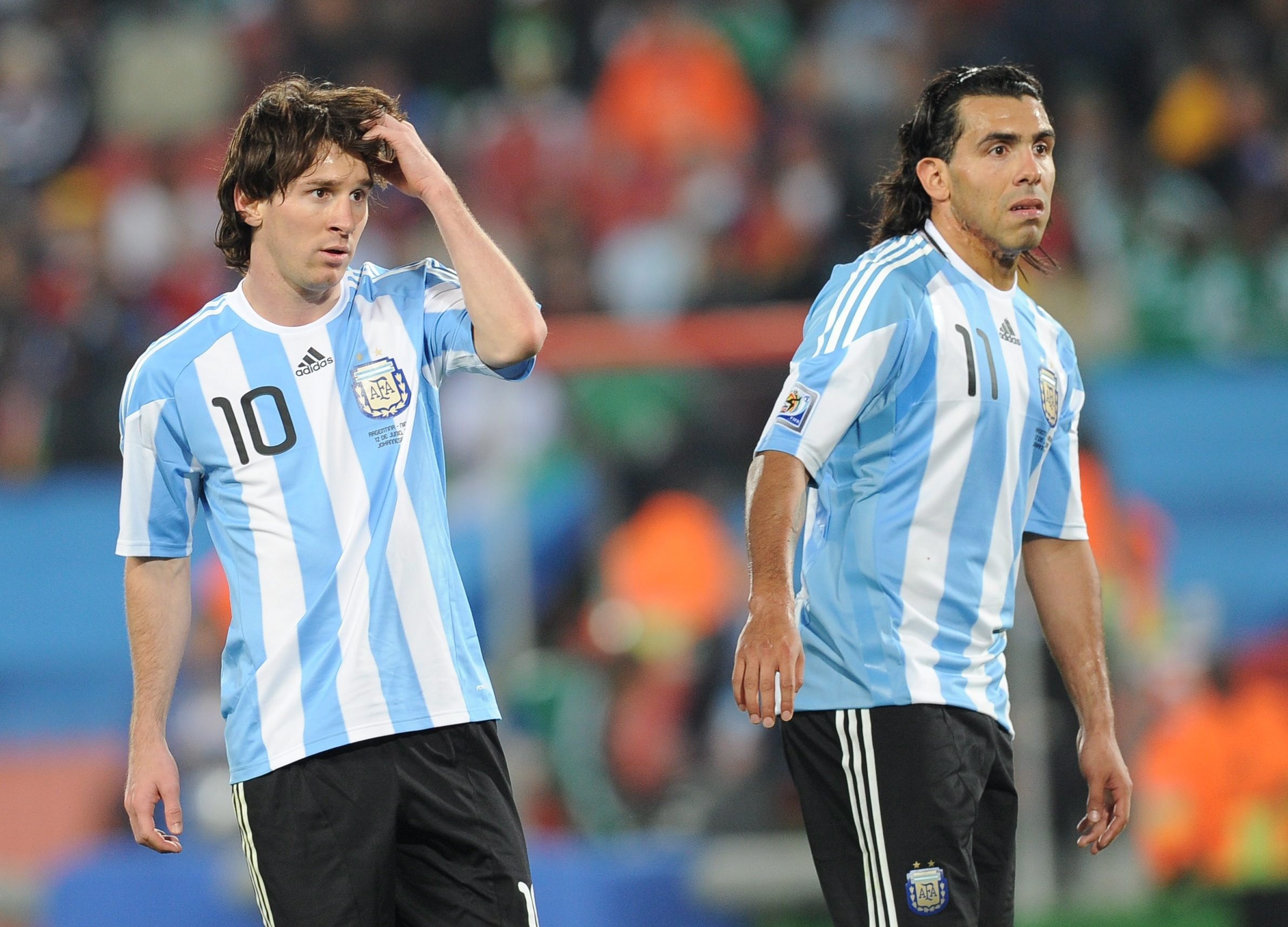 Tevez dùng tiền bóng đá để trả món nợ gia đình. (Ảnh: EPA Images)