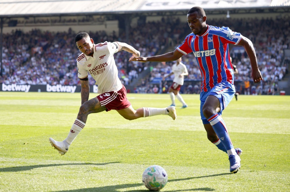 Man Utd không thể bỏ qua Mitchell. 