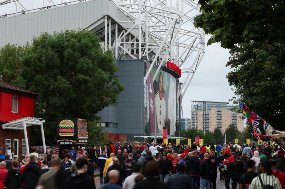 Người hâm mộ Man Utd tập trung bên ngoài sân vận động Old Trafford trước một trận đấu. Ảnh: EPA/Adam Vaughan.
